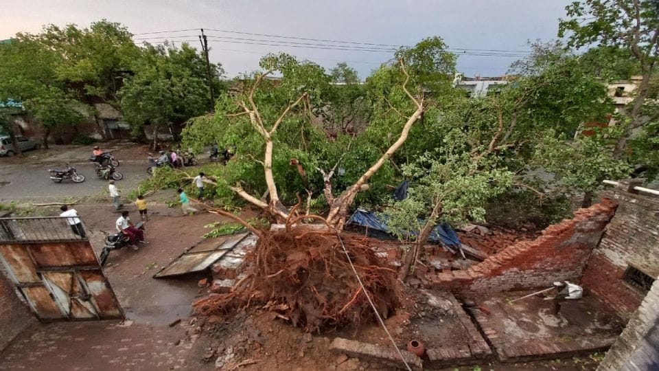 Power cut in Agra due to thunderstorm