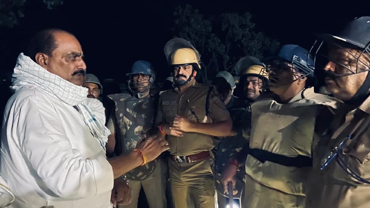 chandauli Inspector accused of killing a girl angry villagers beat up policeman
