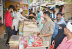 शहर के सुभाष बाजार में ईद की खरीदारी करते मुस्लिम।