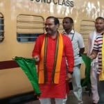 ट्रेन को हरी झंडी दिखाते बीजेपी जिला महामंत्री।