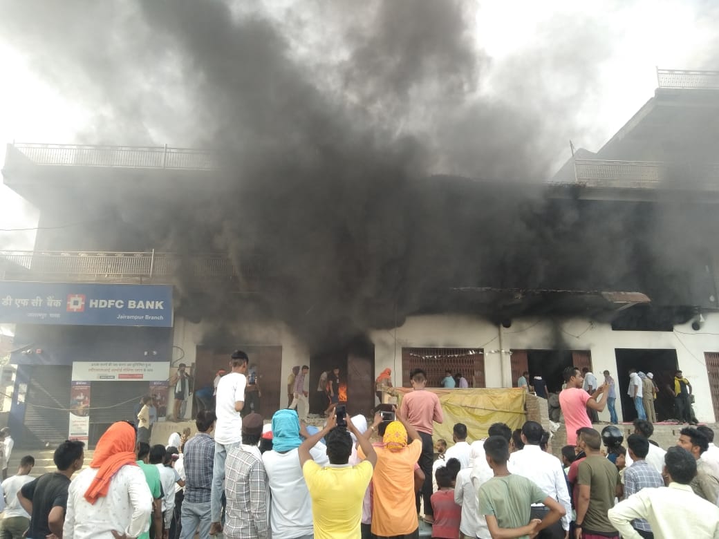 Fire broke out in warehouse in bhadohi who attached to carpet loss worth many lakhs