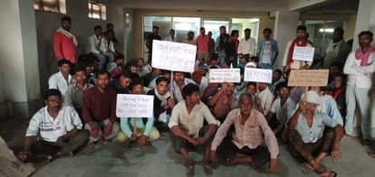 भरथना नगर पालिका परिषद कार्यालय परिसर में हड़ताल पर बैठे सफाईकर्मी। संवाद