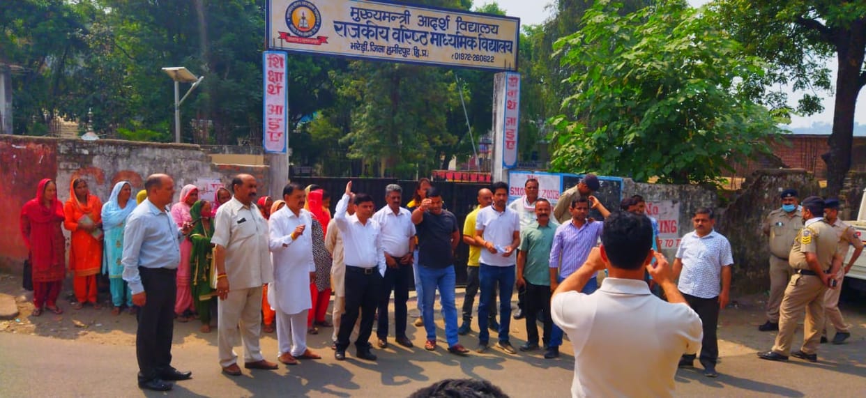 Congressmen gheraoed the school, the plaque in the name of the former chief minister will be installed again