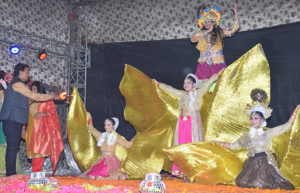 The audience stunned to see the fine performance of Rasleela