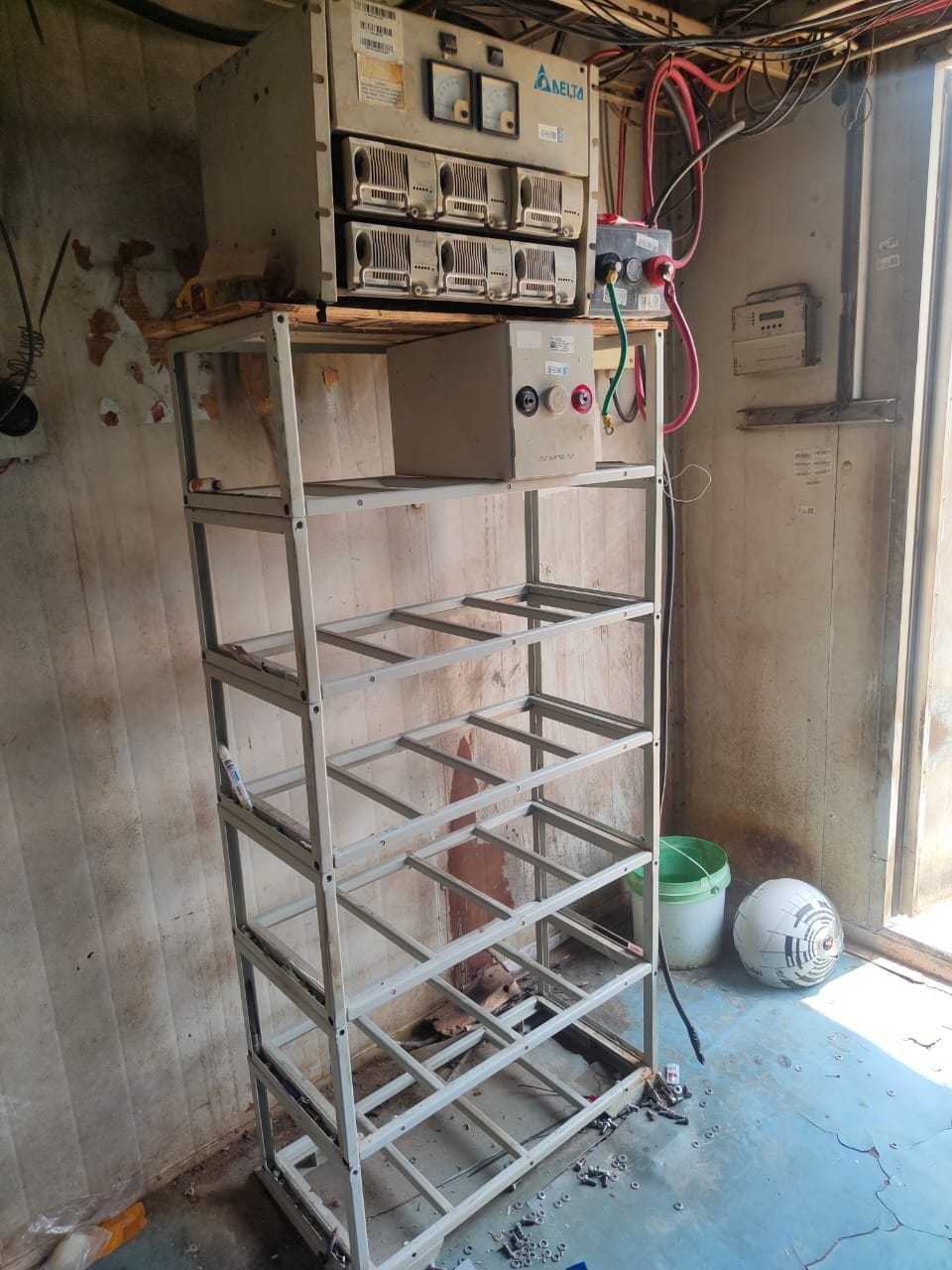 Two and a half lakh batteries were looted from the tower after making the telecom company's guard dead