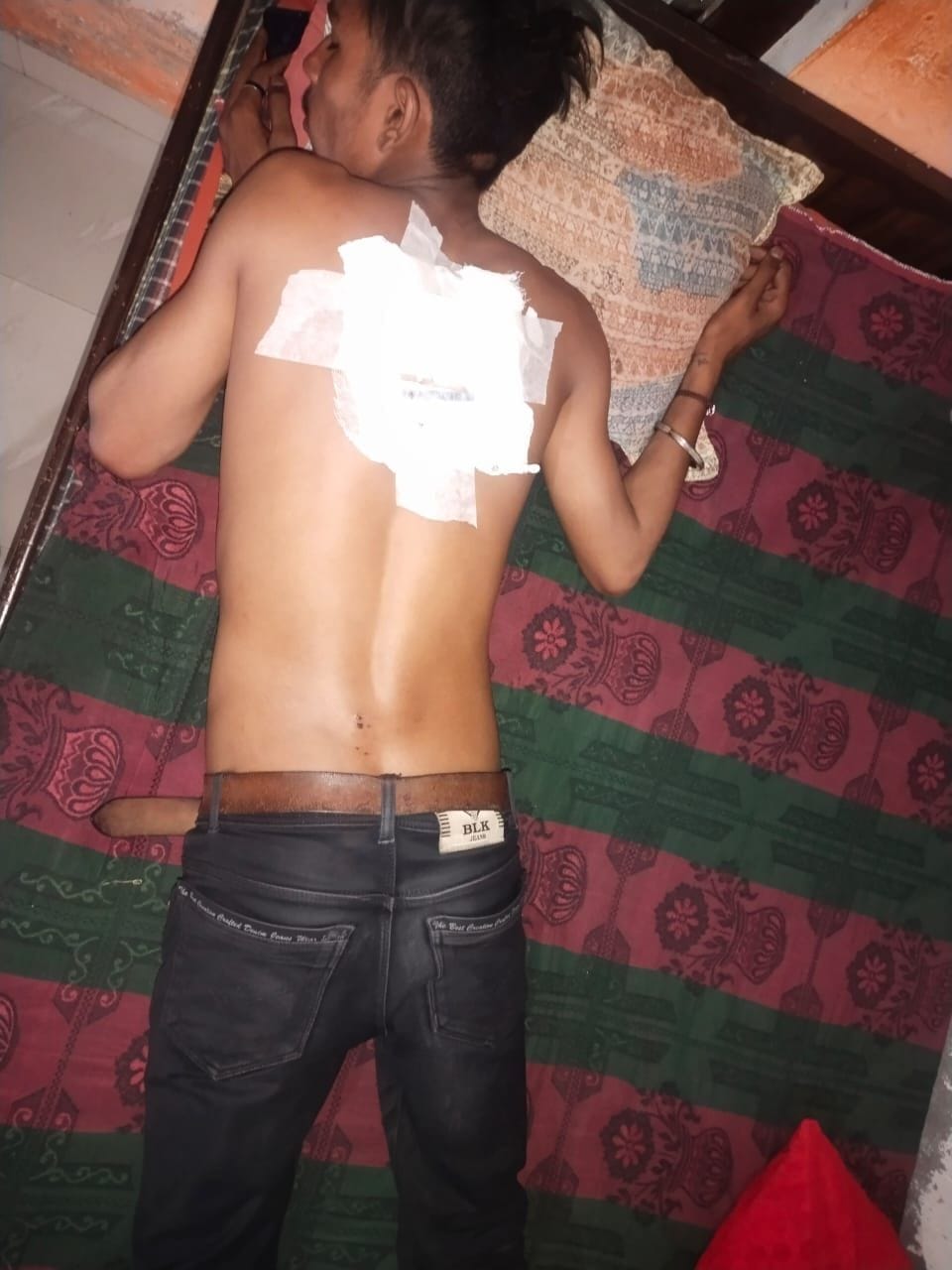 In enmity, in Kalanaur, the young man was stabbed with a needle.