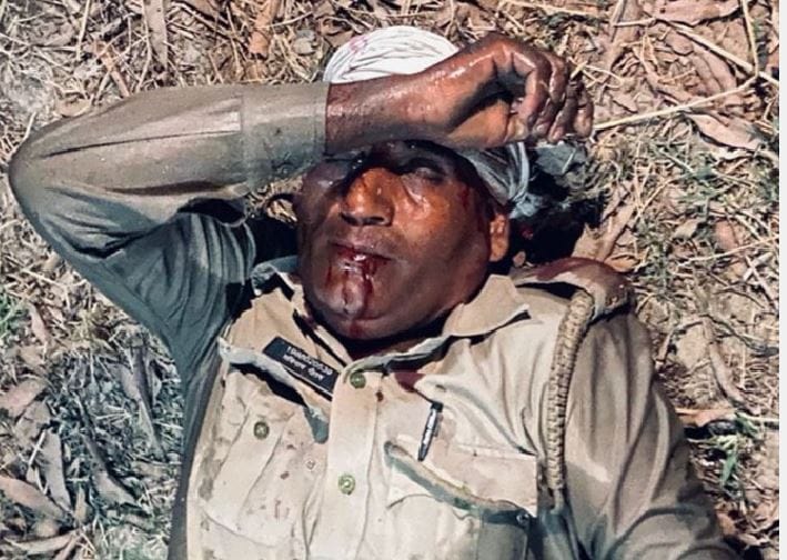 girl death during police raid in chandauli inspector accused for beat up  Uproar in late night, case against Syedaraja Inspector