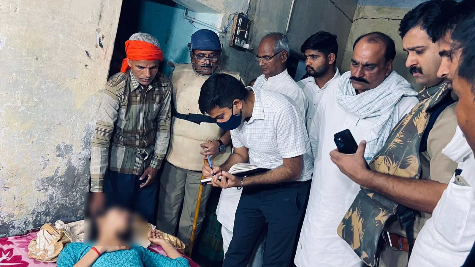 girl death during police raid in chandauli inspector accused for beat up  Uproar in late night, case against Syedaraja Inspector
