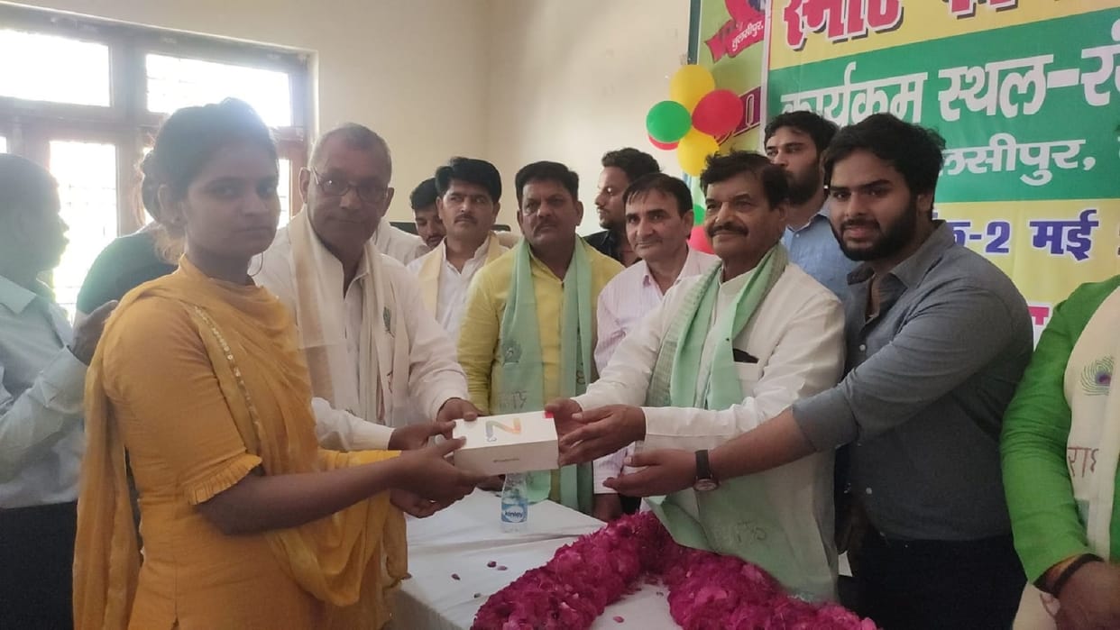 Etawah Praspa President Shivpal said Government should also give enough electricity for smartphones and tablets