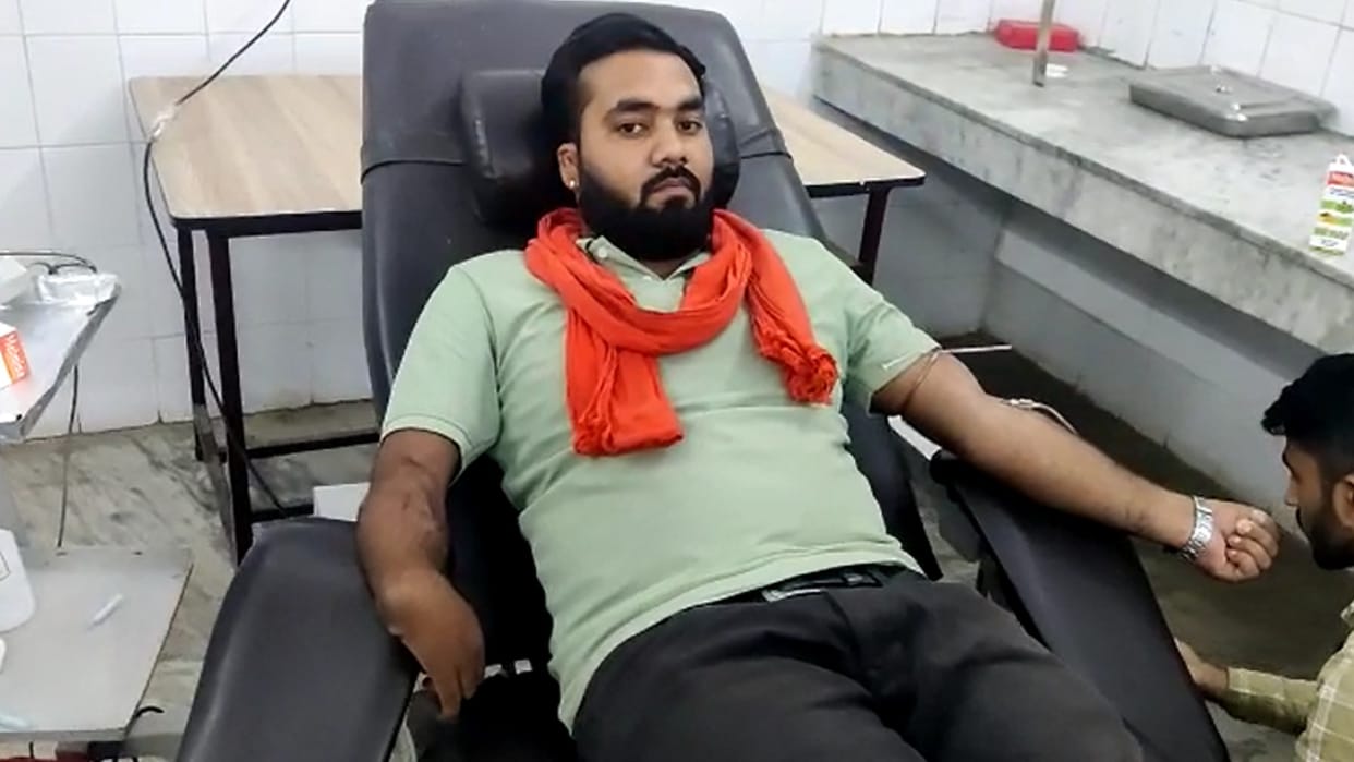 Chhatarpur: Divyang became a blood hero, saved the life of a young man by donating blood, due to lack of blood, the operation was not being done