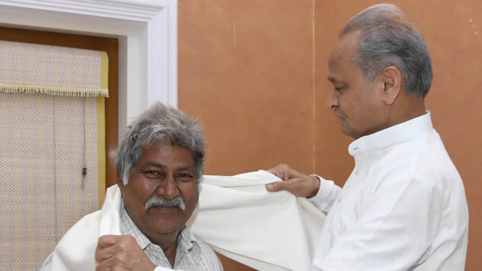 CM Ashok Gehlot met riend who runs tea shop