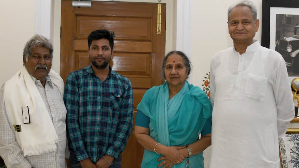 CM Ashok Gehlot met riend who runs tea shop