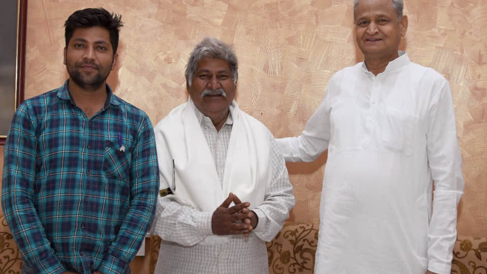 CM Ashok Gehlot met riend who runs tea shop