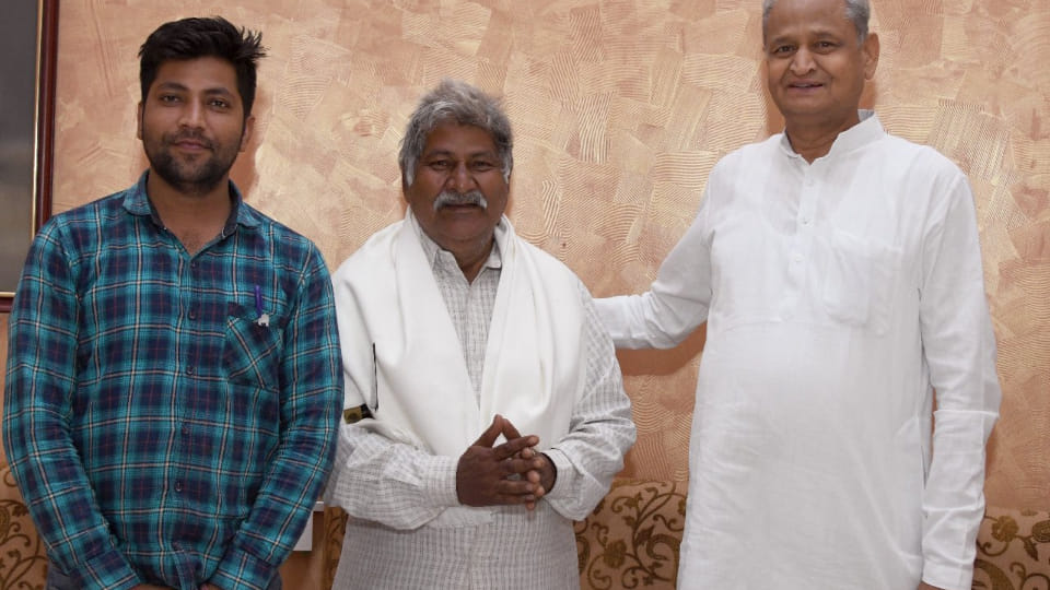 CM Ashok Gehlot met riend who runs tea shop