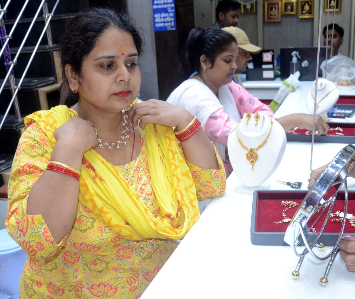 Jewelery with discounts in the market