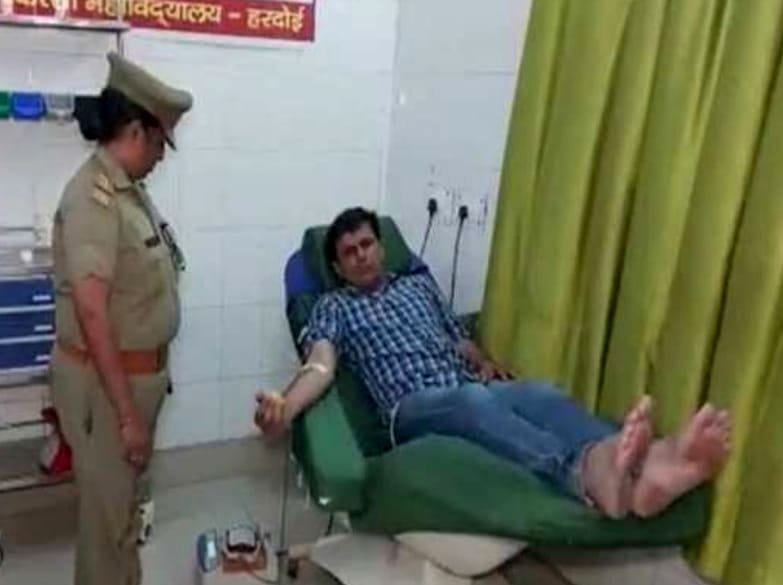 hardoi news,SI saved pregnant life by donating blood