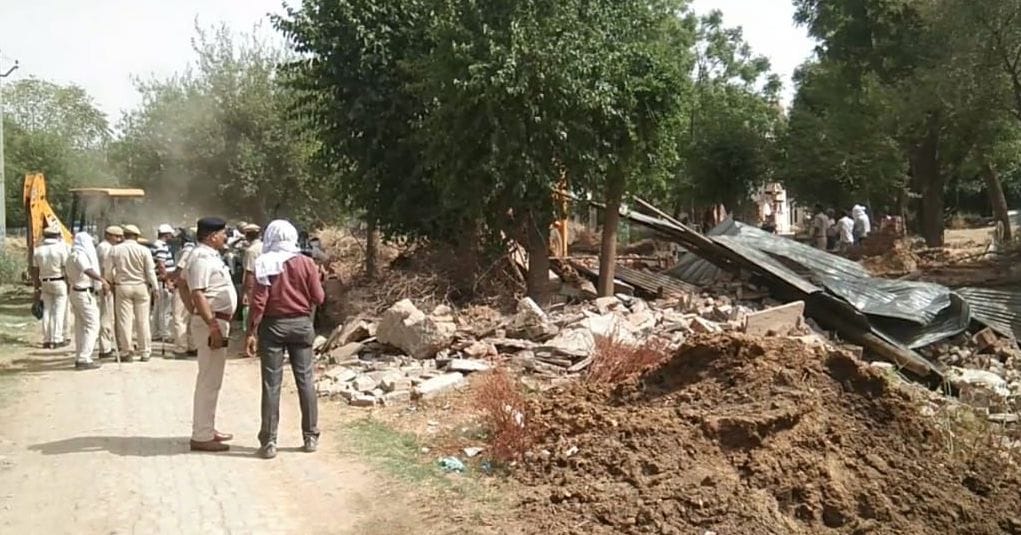 Stone pelting on police arrived to remove illegal occupation, three women police personnel including ASI injured