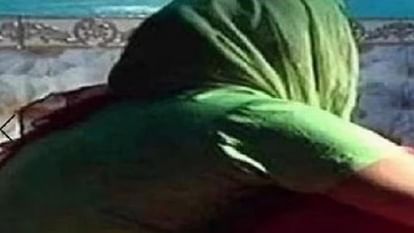 दोस्तों संग संबंध बनाने को कहता पति: मना करने पर पत्नी के साथ किया कुछ ऐसा कि थाने पहुंचा मामला, रिपोर्ट दर्ज Husband asks to have physical relation with friends