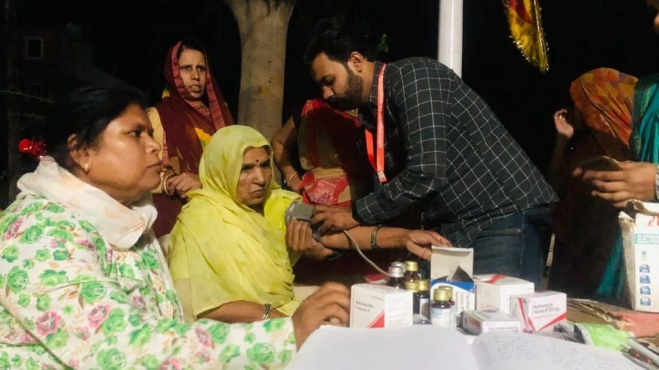 घटना के बाद स्वास्थ्य विभाग की टीम ने गांव पहुंचकर किया उपचार