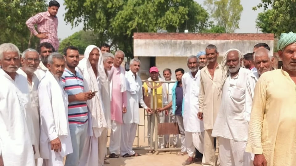 People of Mahjat village of Hansi locked water house due to continuous supply of salt water 