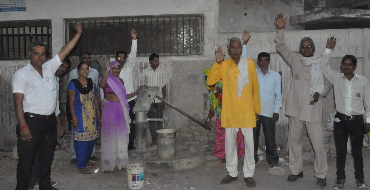Hathras: People of Khandari Garhi demonstrated against the failure of hand pump