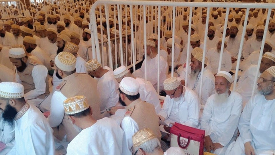 Indore: Bohra society celebrated Eid today, offered prayers in mosques, congratulated each other, tomorrow the Eid of Muslim society