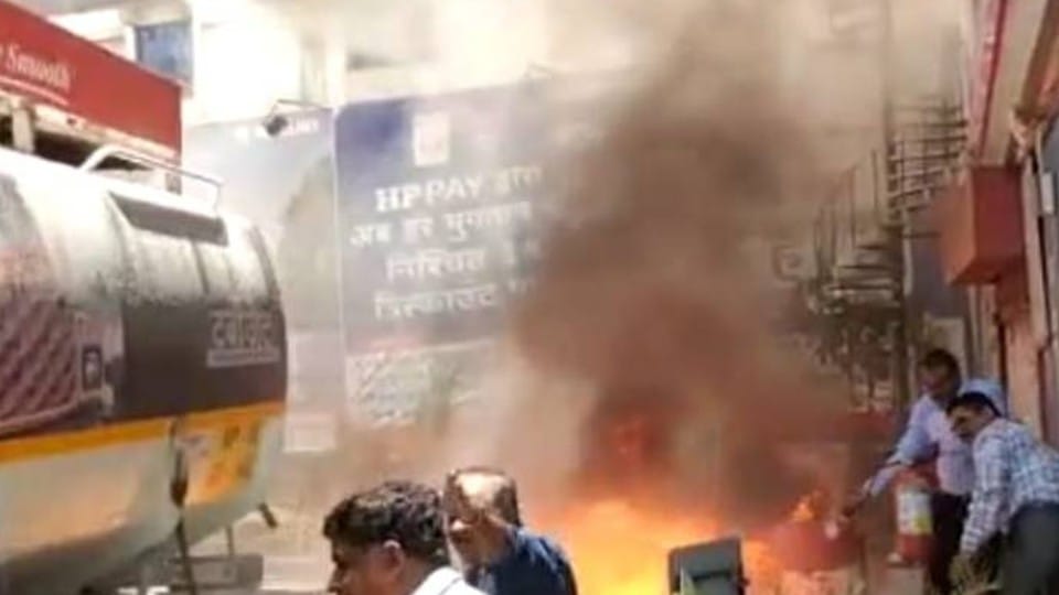 Indore: Fire broke out at petrol pump, was controlled in time, accident happened while emptying petrol from tanker