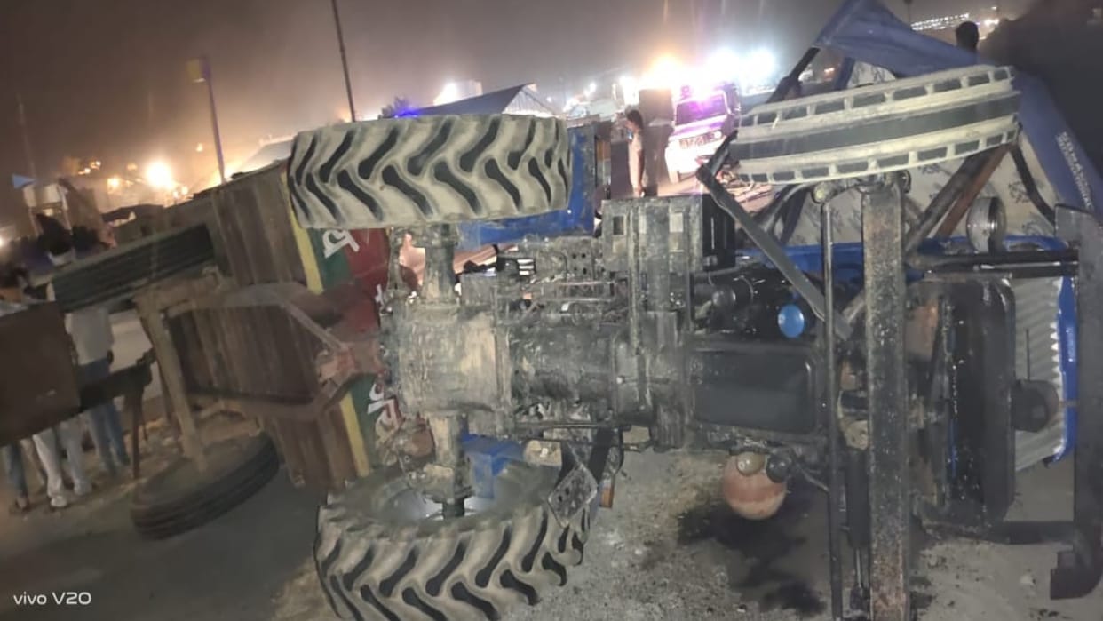 Jhansi tractor trolley turn over on betwa bridge 18 injured going to pray temple after winning pradhan election