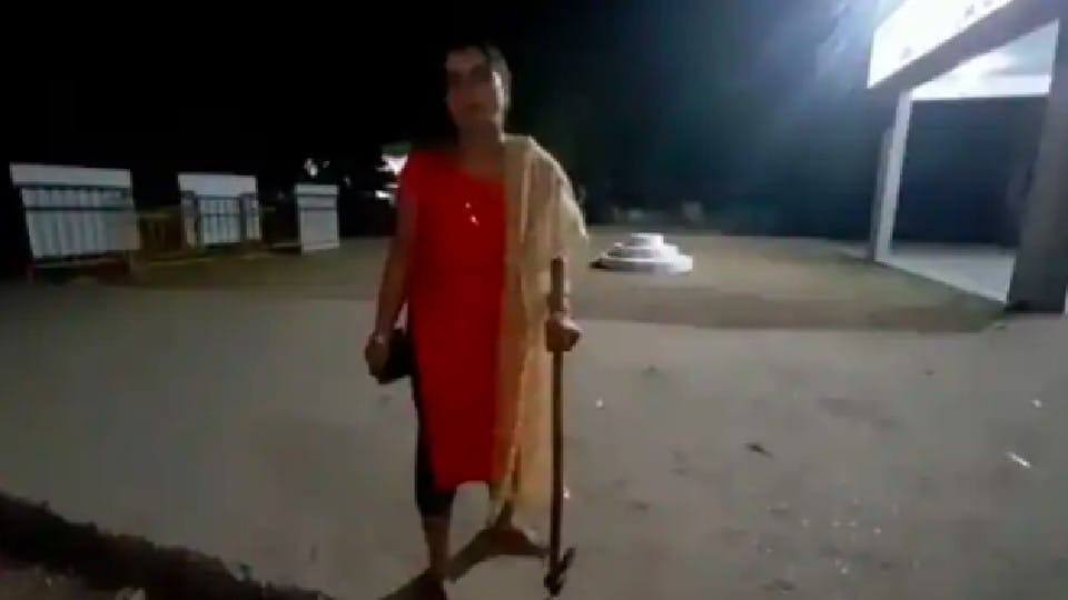 Rewa: The woman reached the police station with an ax, told the policemen, accused of not taking action