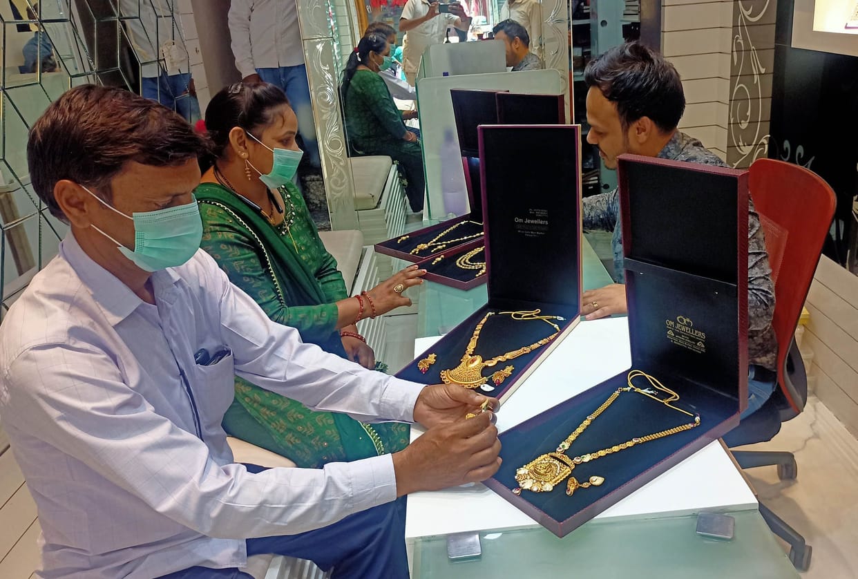 Markets buzzed before Akshaya Tritiya, crowds of buyers gathered