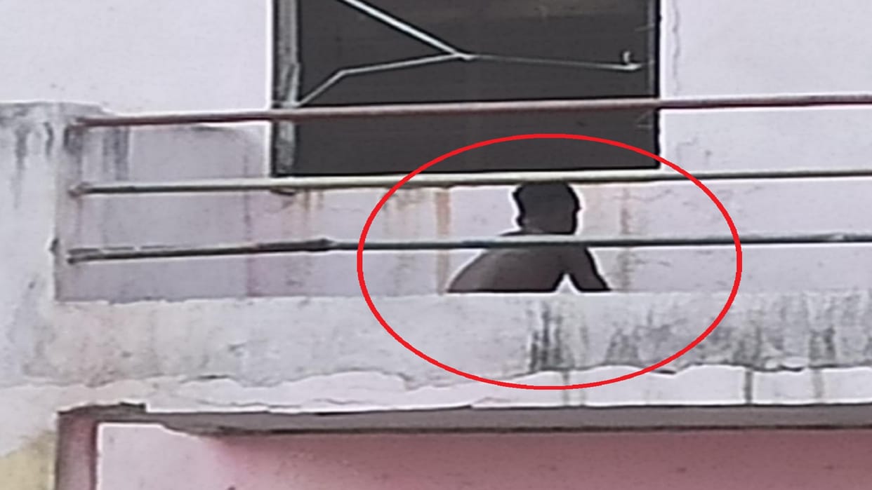 Mentally weak young man climbed on the roof of Chhaprauli police station in Baghpat, threw stones at the police