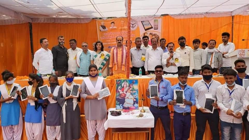 Happy faces of beneficiaries after getting tablets, smartphones