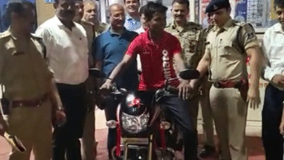 This is Indore Police: The heart of the police broke after seeing the boy delivering food by bicycle, got the bike by raising money