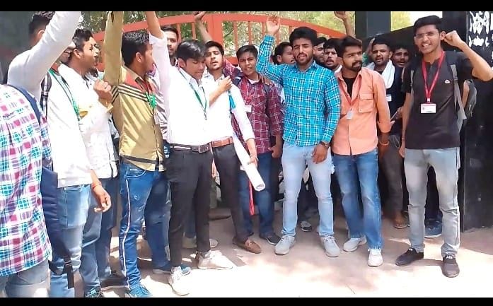National College students demonstrated and closed the main gate