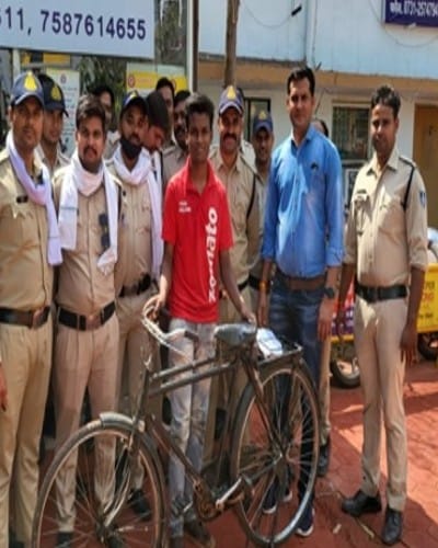 This is Indore Police: The heart of the police broke after seeing the boy delivering food by bicycle, got the bike by raising money