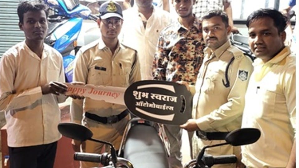 This is Indore Police: The heart of the police broke after seeing the boy delivering food by bicycle, got the bike by raising money
