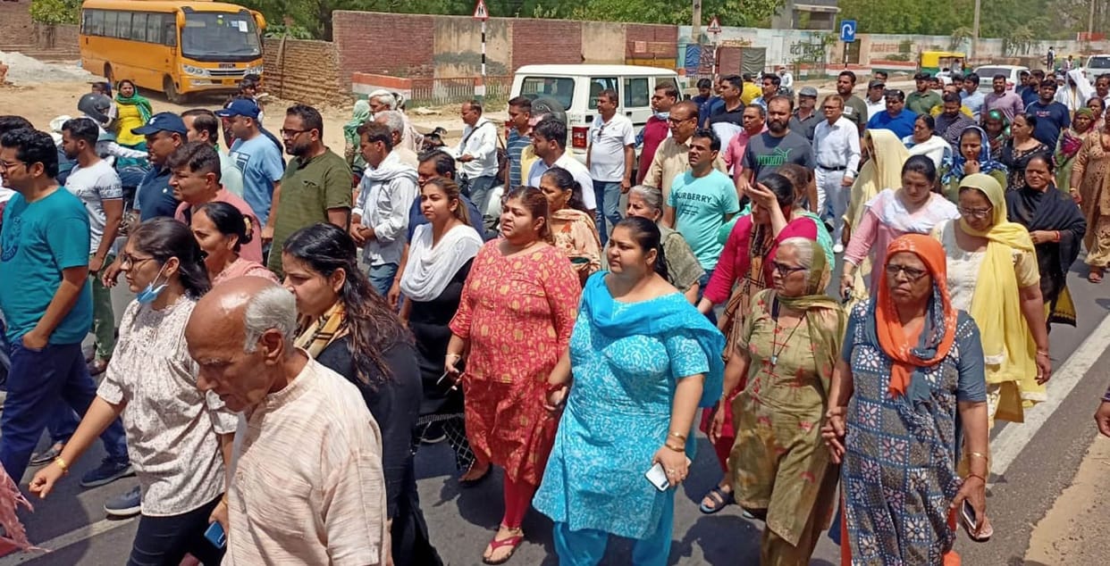Demonstration of relatives for non-arrest of killers, sloganeering against police and administration at DSP office