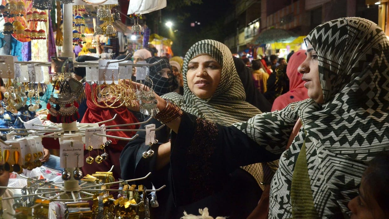 Eid 2022: Moon not visible from mosques-roofs, Eid of happiness tomorrow