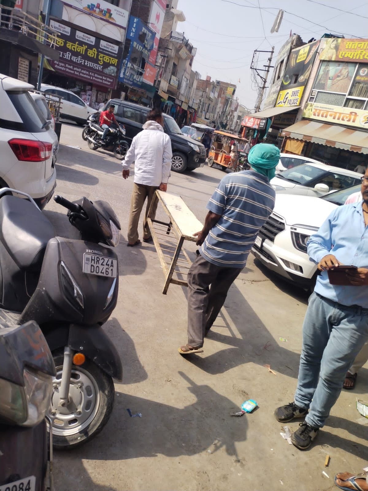 First videography of goods kept outside the shop, postal challans will be sent to 15 shopkeepers