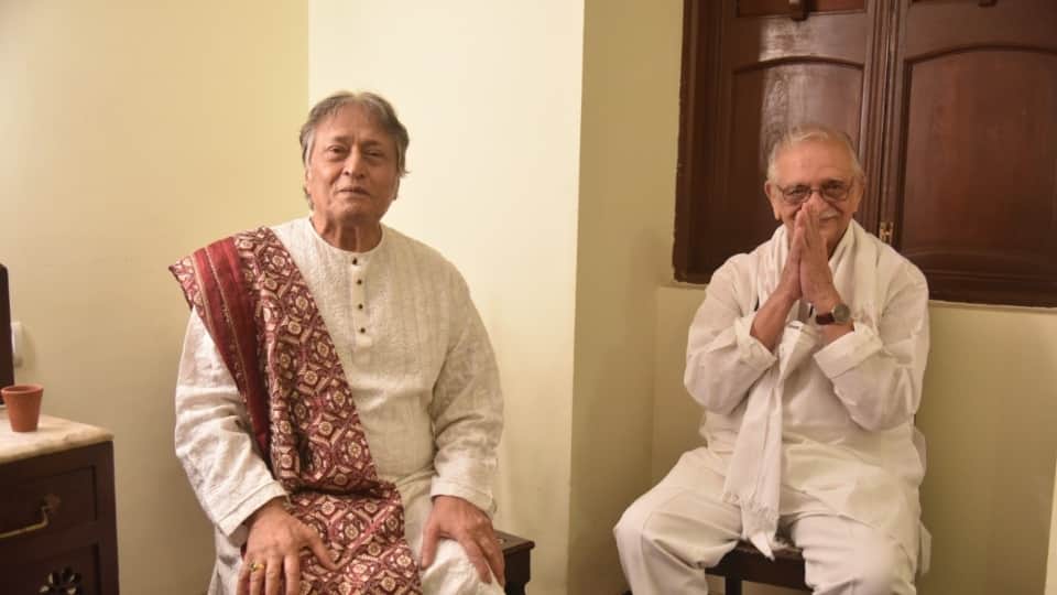 Gulzar reached to meet Sarod maestro Ustad Amjad Ali Khan photos viral on social media