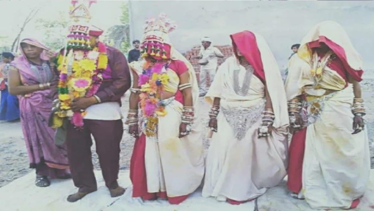 Madhya Pradesh: After living in live-in for 15 years, a man marries 3 sweethearts, 6 children join as bridesmaids