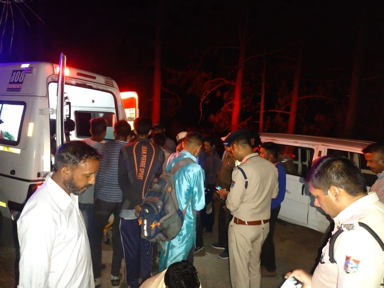 A car fell into a ditch near Tadkeshwar, one woman died