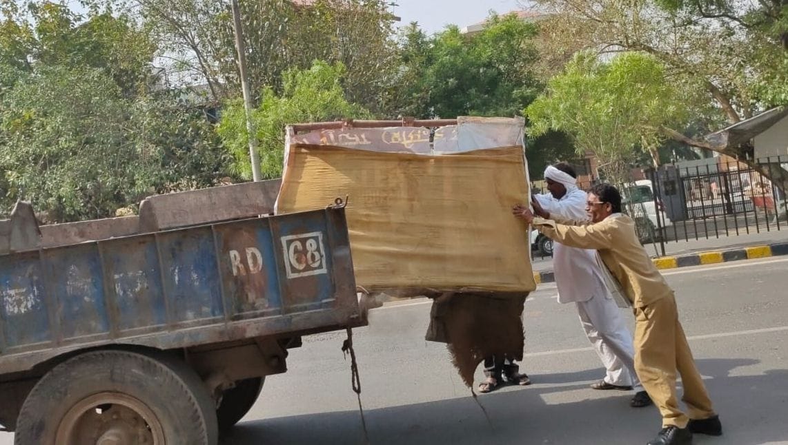 Municipal Corporation team removed more than 200 encroachments in the scorching sun