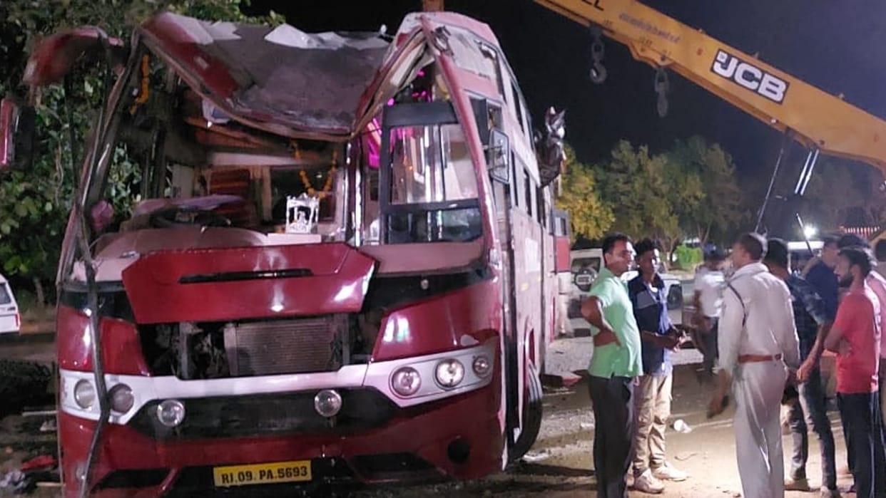Accident in Ratlam: Tourist bus going from Madhya Pradesh to Rajasthan overturns, one child killed, 41 passengers injured