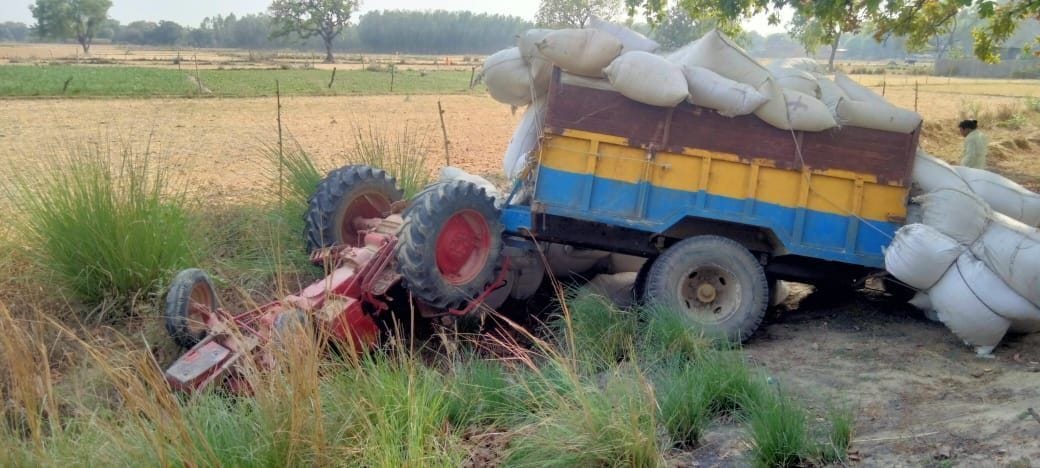 Tractor trolley loaded with straw overturned in ditch, one killed, driver critical