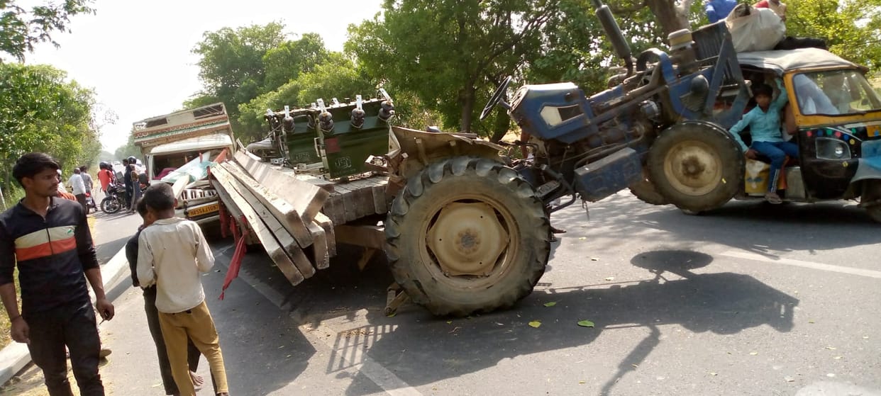 High speed pickup rammed into a trolley filled with electric pole, couple injured