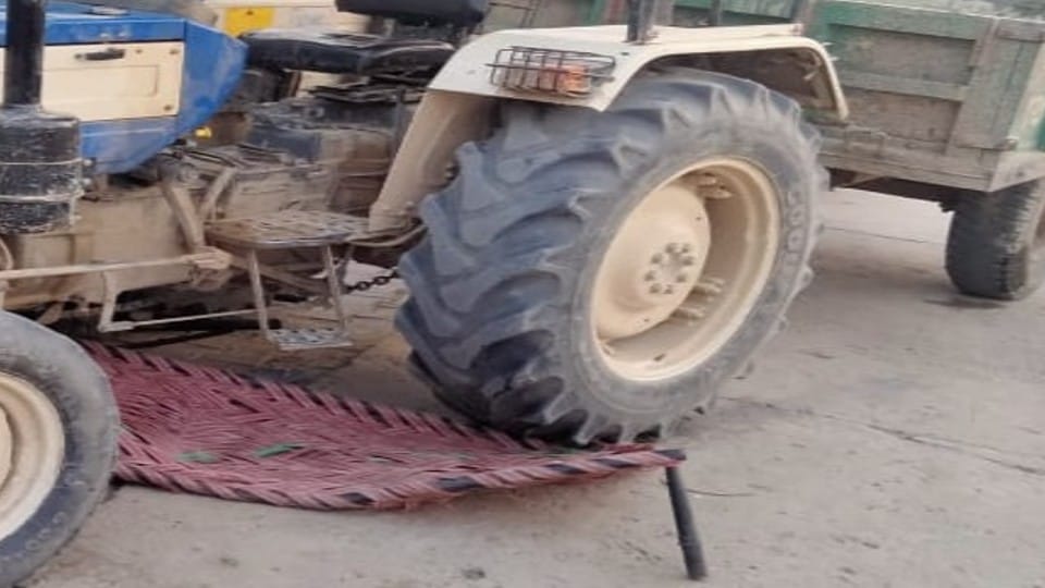 Tractor-trolley trampled women and children sleeping outside the house due to no electricity in Agra