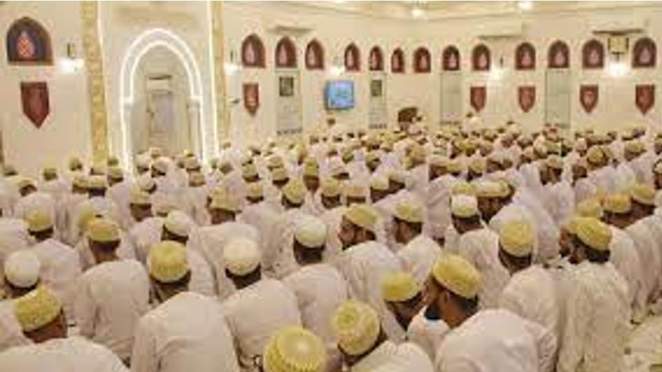 Indore: Bohra society celebrated Eid today, offered prayers in mosques, congratulated each other, tomorrow the Eid of Muslim society