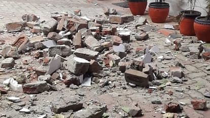 Mathura: निर्माणाधीन मकान की सीढ़ियां भरभराकर गिरीं, दो घायल; मकान मालिक भागा Stairs of house under construction collapsed two injured