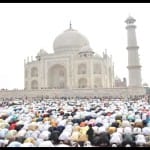 ताजमहल की मस्जिद में ईद की नमाज अदा करते मुस्लिम समाज के लोग